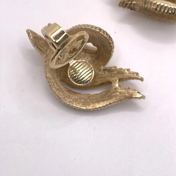 Crown Trifari Signed Vintage Brushed Gold Abstract Leaf Clip-on Earrings - Picture 5 of 9